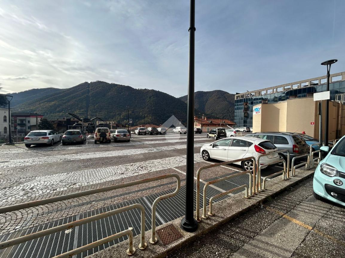 Negozio in Via Monte Grappa 48, Lumezzane, {3} - Foto 1