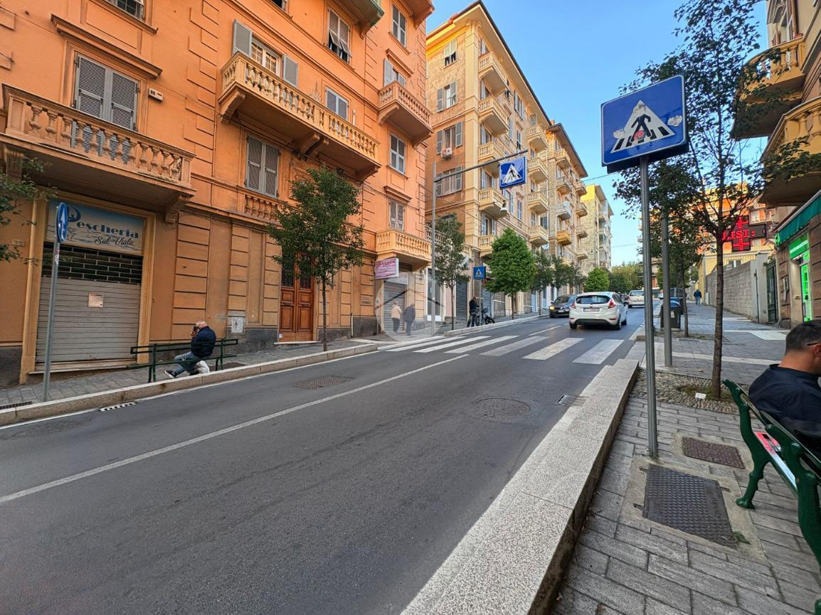 Negozio in Viale Carlo Canepa, Genova, {3} - Foto 1