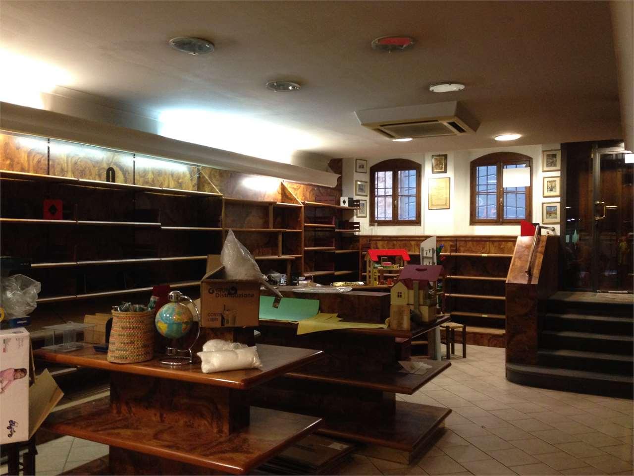 Negozio in Piazza Bernardini, Lucca - Foto 1