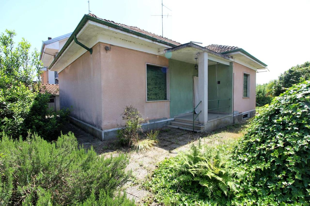 Casa indipendente in vendita a Novara