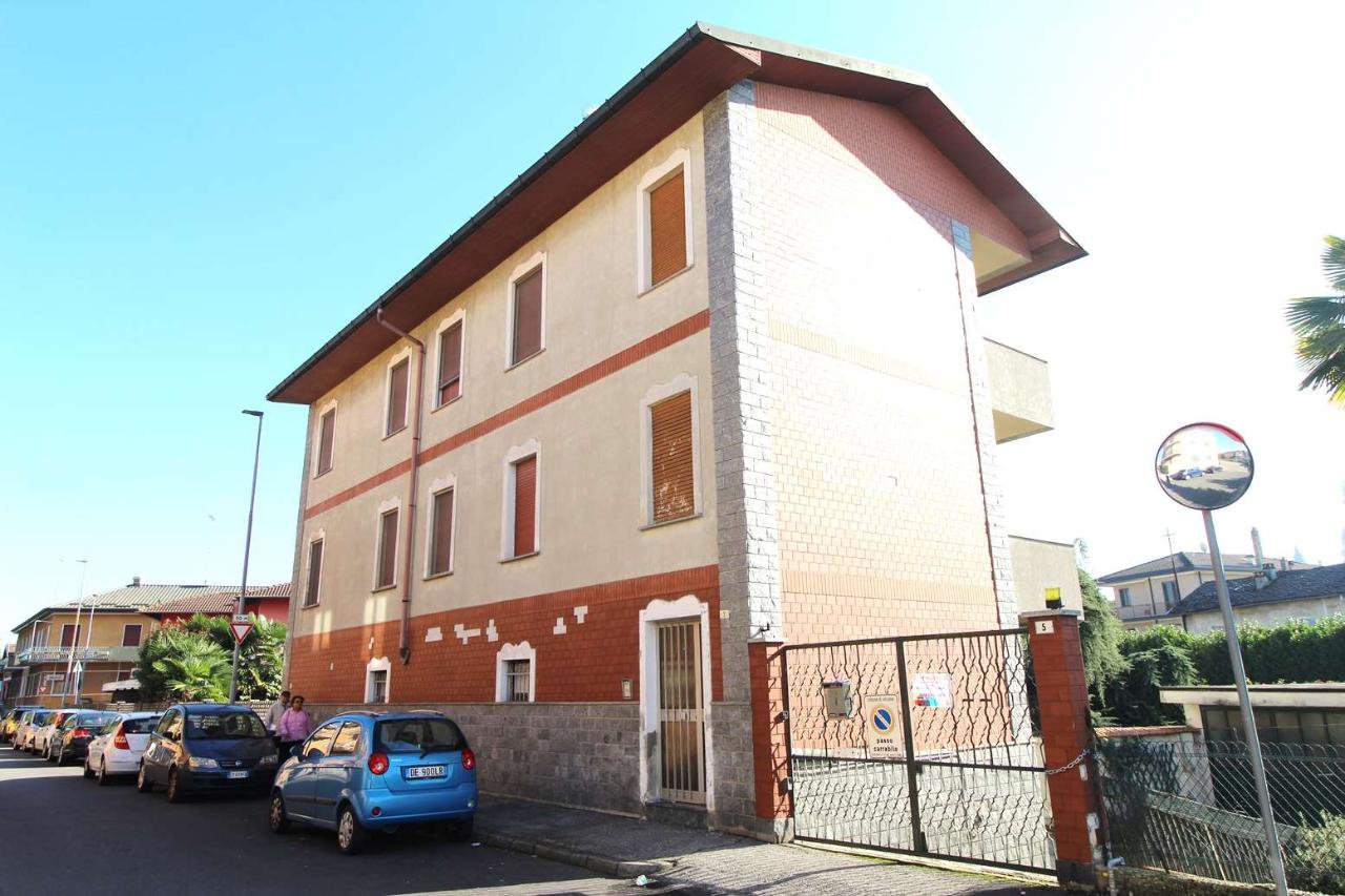 Villa bifamiliare in vendita a Novara