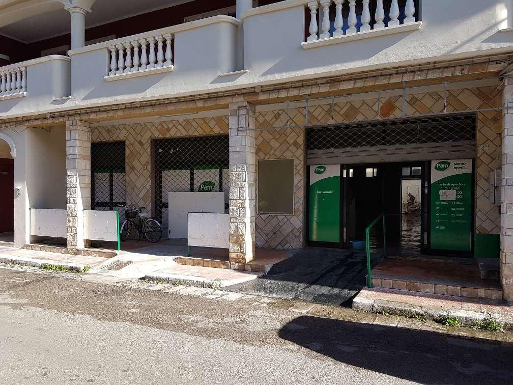 Negozio in Via Cesare Braico 36, San Donaci, {3} - Foto 1