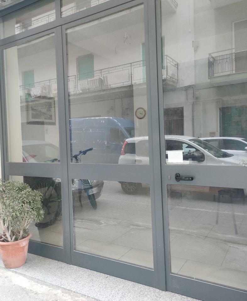 Magazzino in Viale Aldo Moro Trav. Neri R.C., Reggio Calabria, {3} - Foto 1