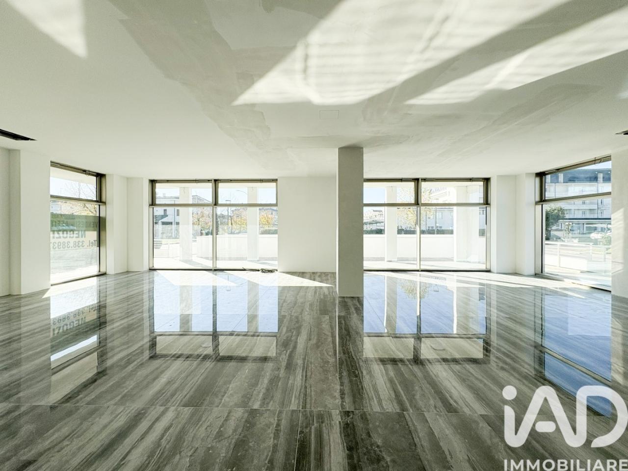 Negozio in Via Marzia 22, Abano Terme, {3} - Foto 1