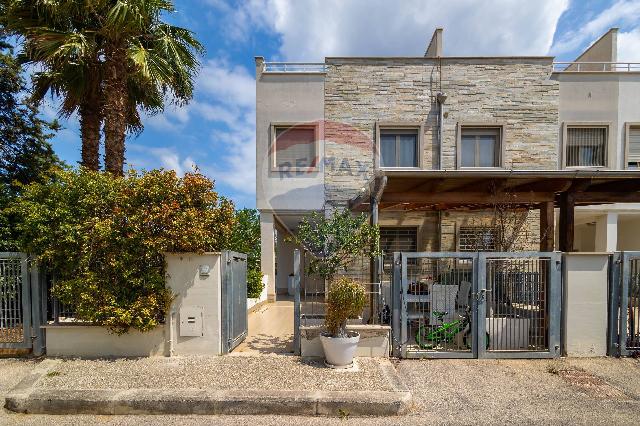 Terraced house in Strada Marchio di Evoli Giardino degli Ulivi 11, Bari - Photo 1