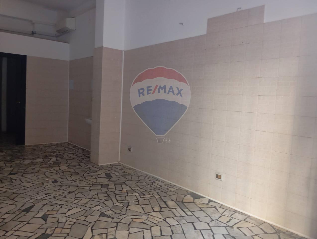 Negozio in Via Calefati 184, Bari, {3} - Foto 2