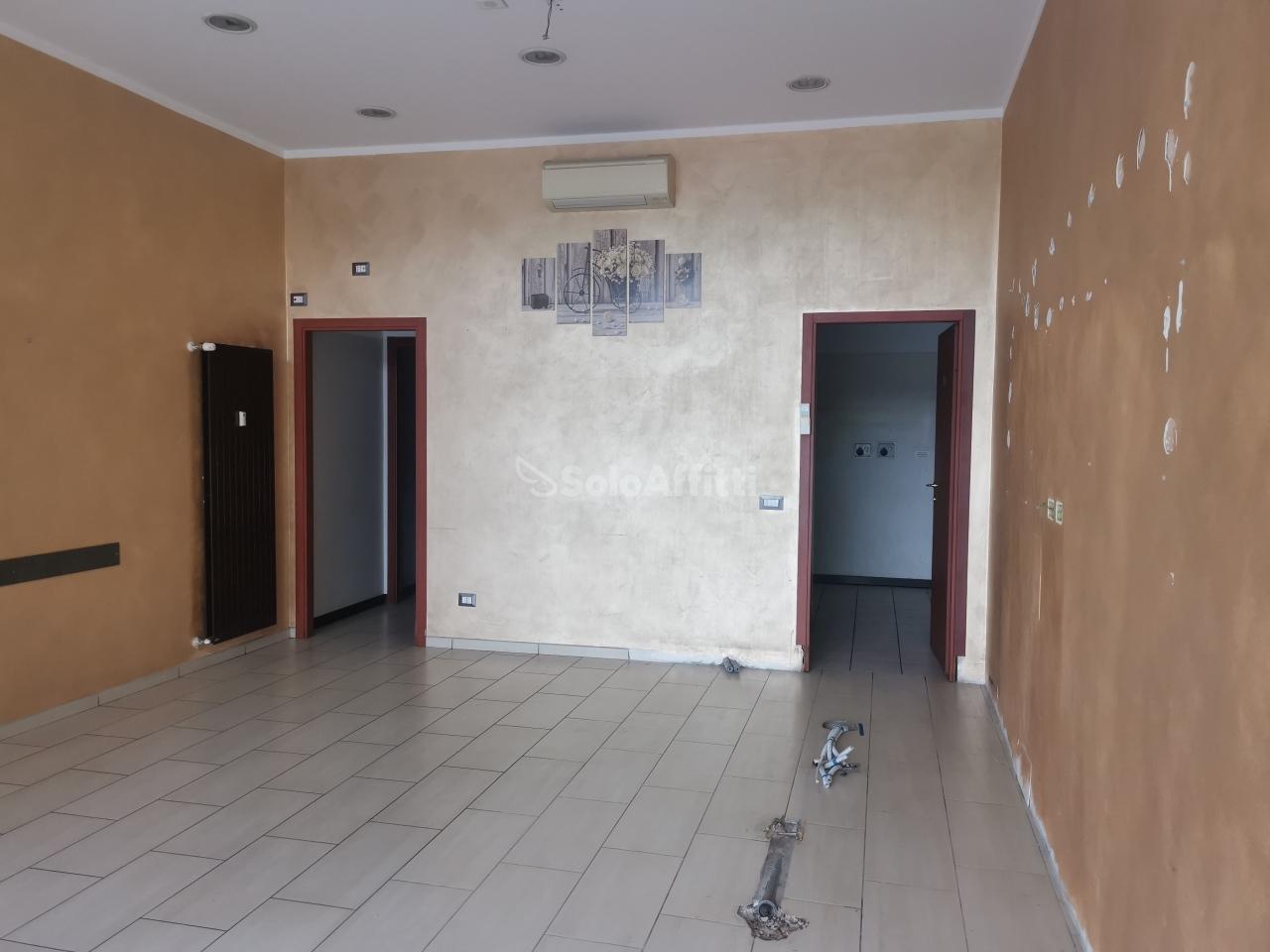 Negozio in Via S. Alessandro 261, Caronno Pertusella - Foto 1