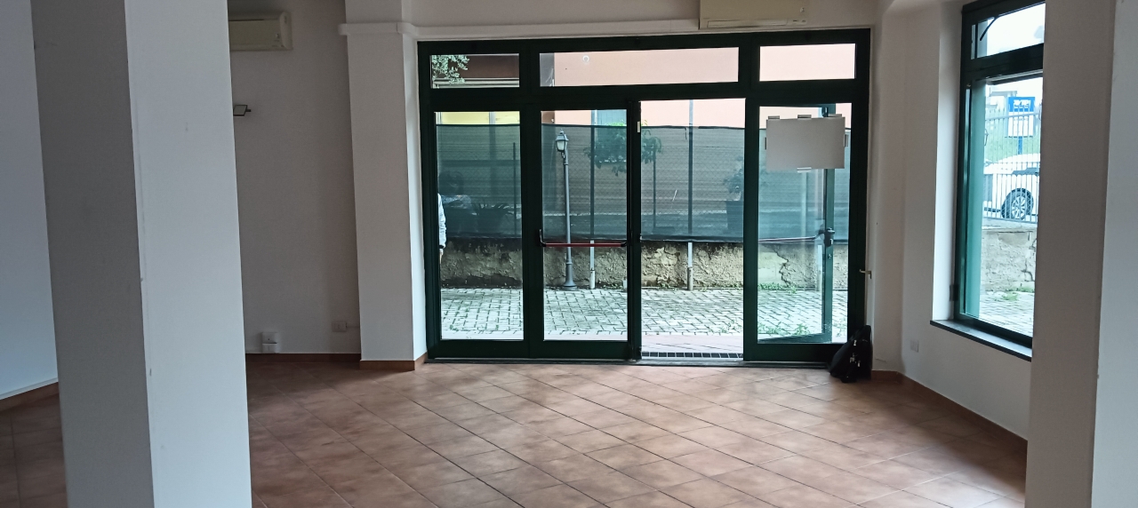 Negozio in Via Alessandrini, Uzzano, {3} - Foto 2