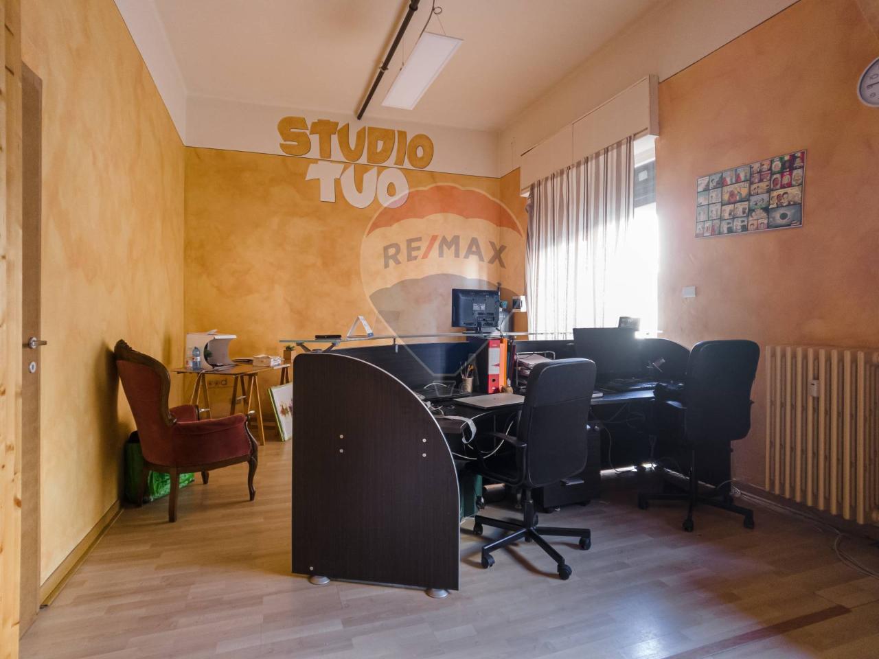 Negozio in Via Francesco Baracca 70, Grugliasco - Foto 1