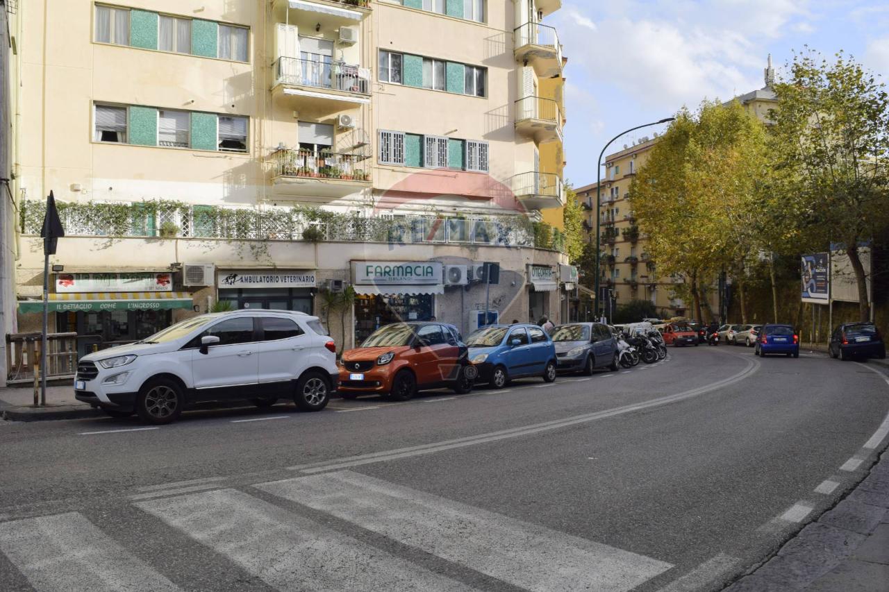 Esercizio commerciale in vendita a Napoli