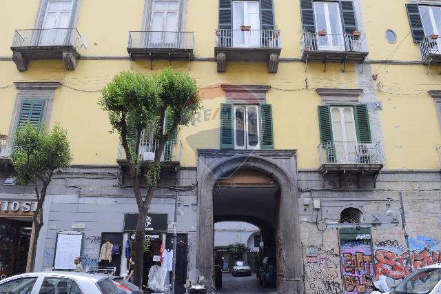 Negozio in Via Santa Maria di Costantinopoli 27, Napoli - Foto 1