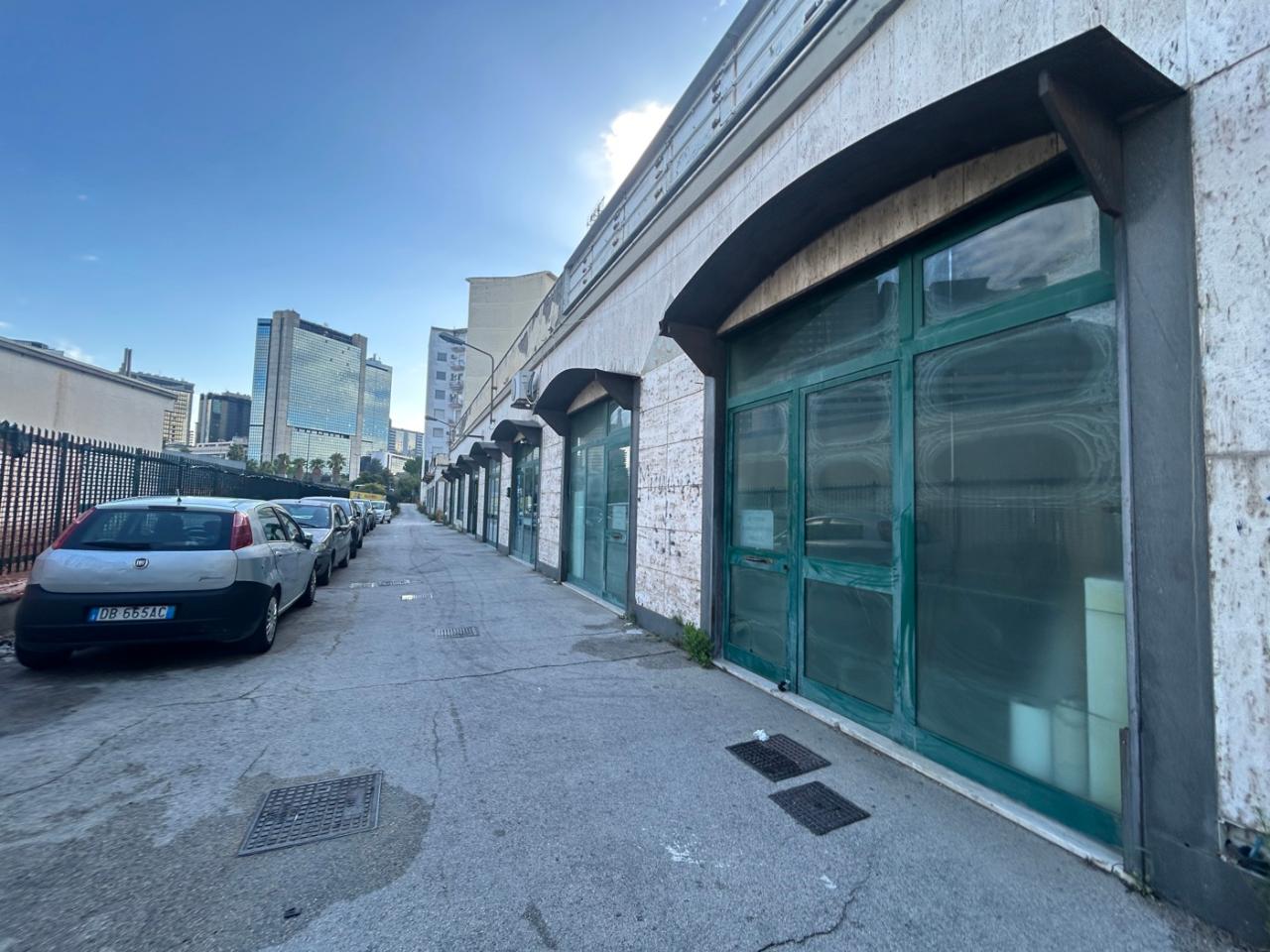 Negozio in Piazza Enrico Cenni, Napoli, {3} - Foto 1