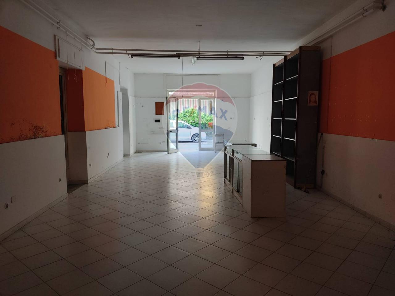 Negozio in Via I. Nievo 2, Aversa - Foto 1