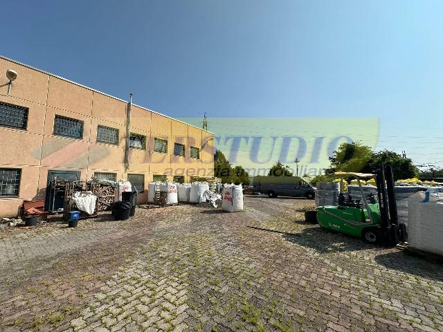 Industrial shed in Via F.T. Marinetti Snc, Verderio - Photo 1