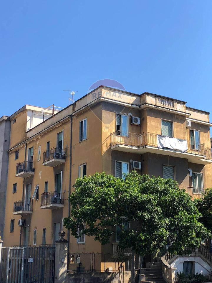 Negozio in V.Le Mario Rapisardi 560, Catania - Foto 1