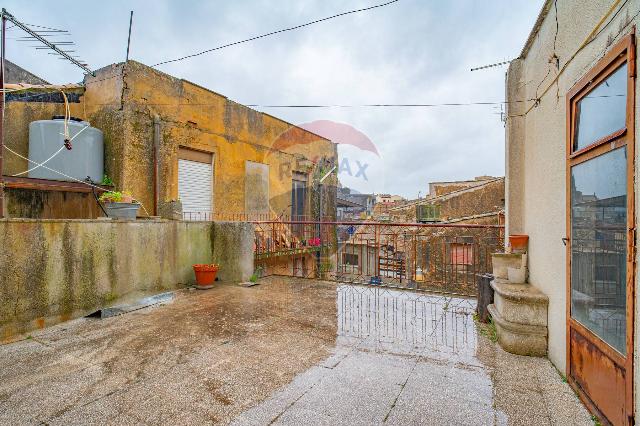 Detached house in Via Cona, Caltagirone - Photo 1