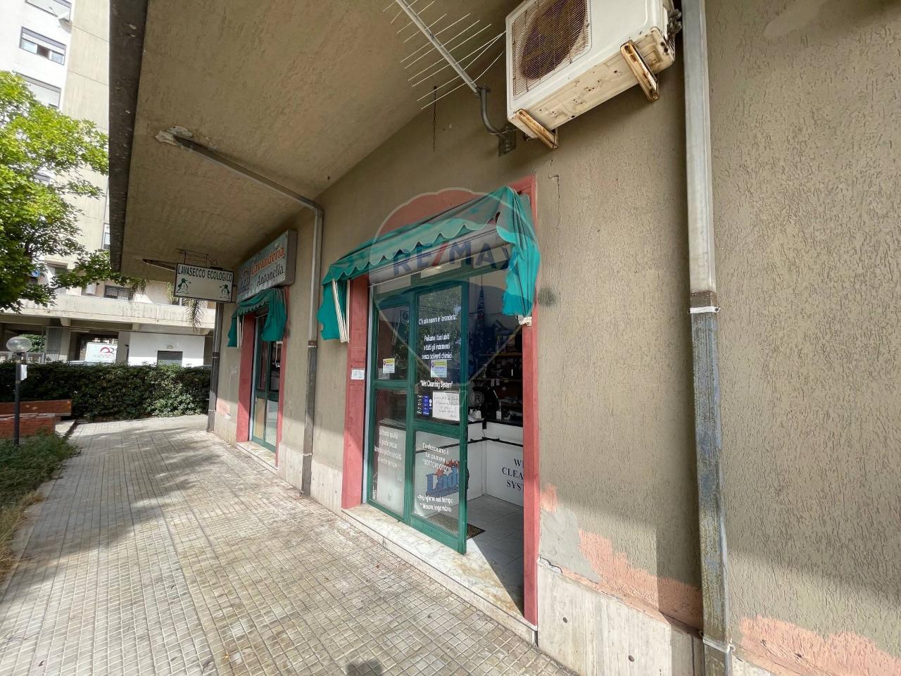 Esercizio commerciale in Viale Librino 6, Catania, {3} - Foto 2