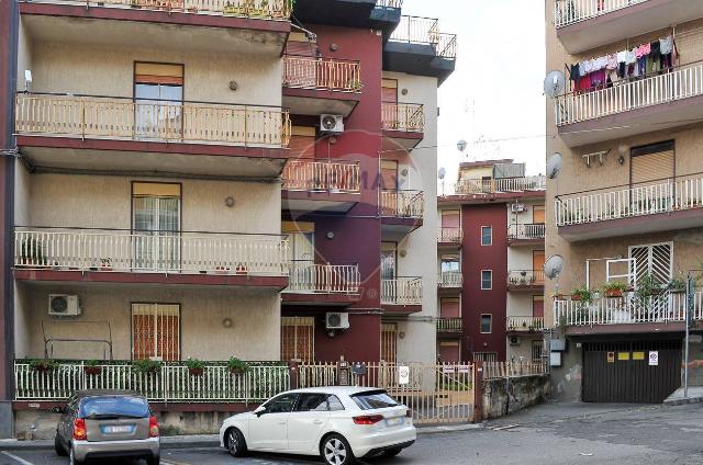 4-room flat in Via delle Olimpiadi 11, Aci Catena - Photo 1