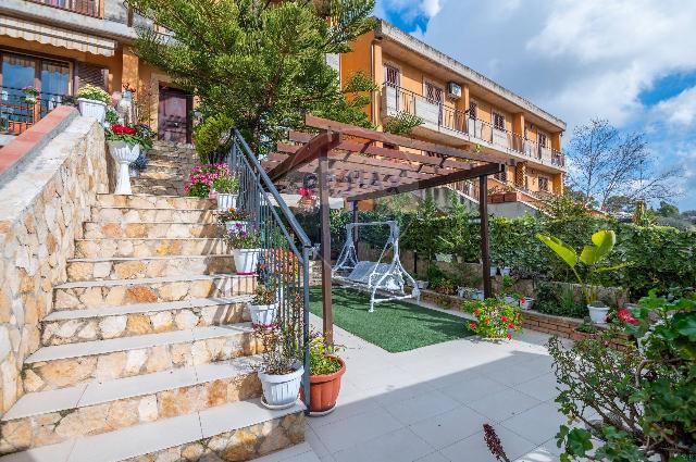 Terraced house in Via Ernesto Basile 8, Caltagirone - Photo 1