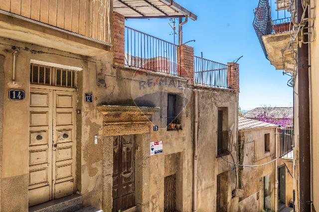 Detached house in Via Mineo 8, Caltagirone - Photo 1