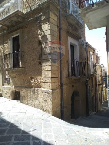 Detached house in Via Bertini. 20, Caltagirone - Photo 1