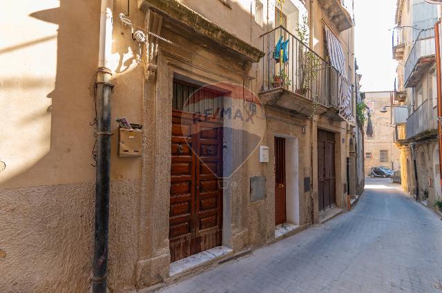 Casa indipendente in Via Rizzari 10, Caltagirone - Foto 1