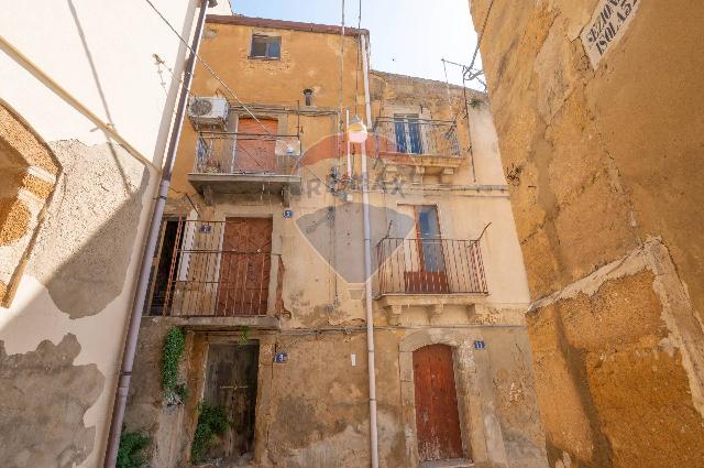 Detached house in Via Giuseppico 5, Caltagirone - Photo 1