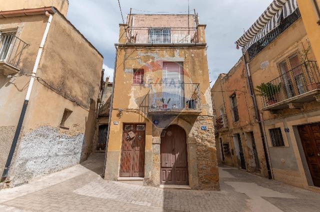 Detached house in Via Guglia 57-61-63, Caltagirone - Photo 1