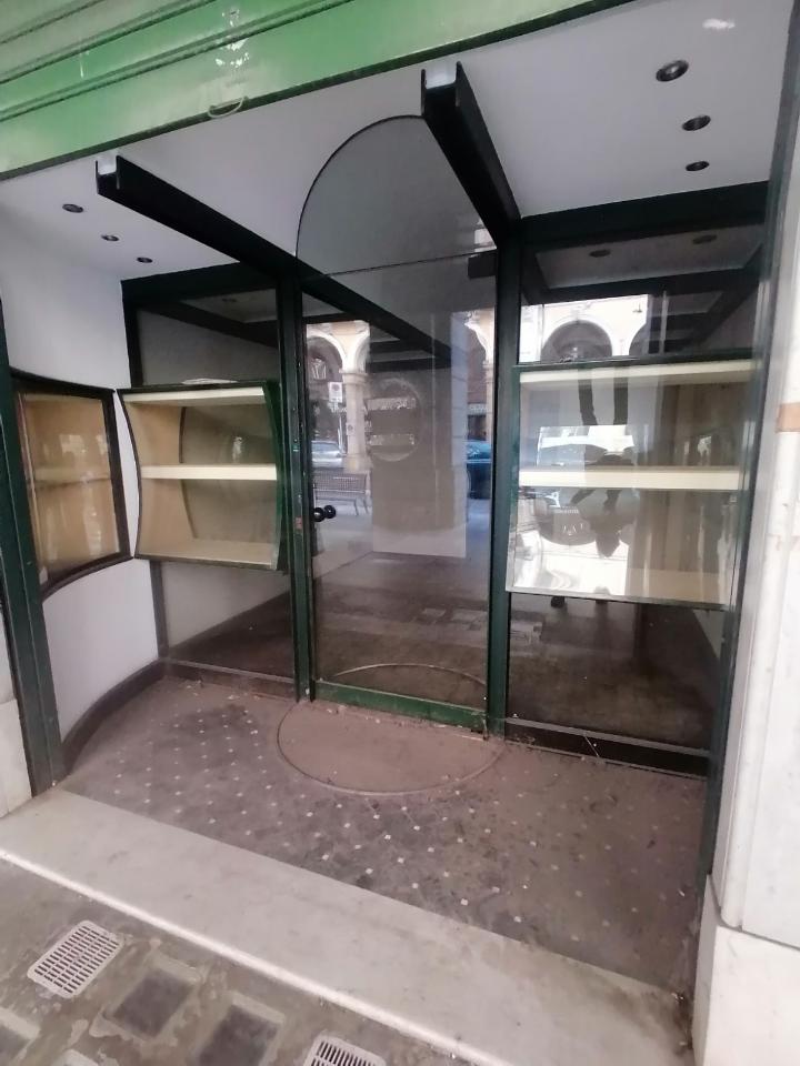 Palazzina commerciale in affitto a Savona