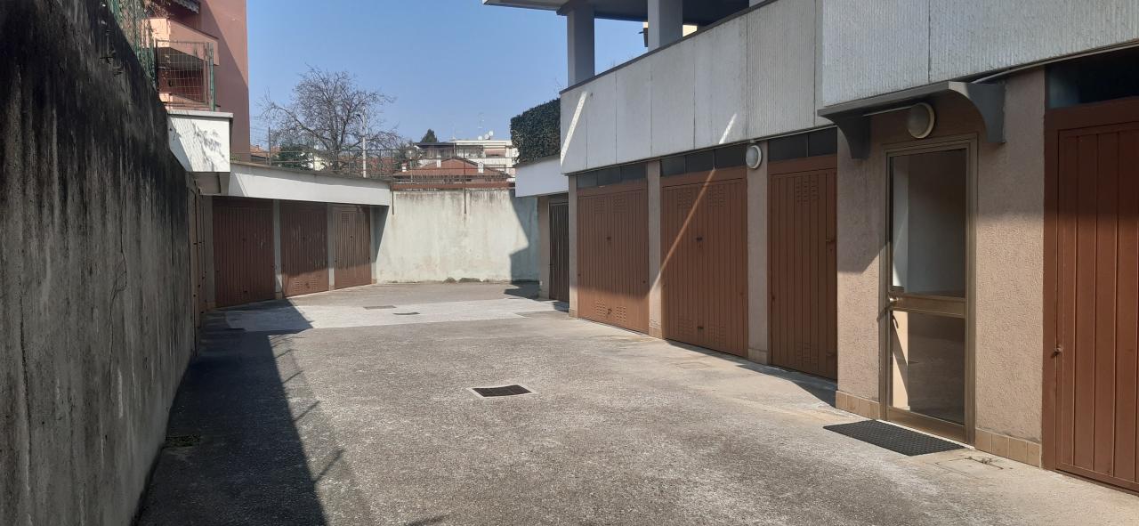 Parcheggio chiuso in Via Ruberto 23, Cardano Al Campo, {3} - Foto 1