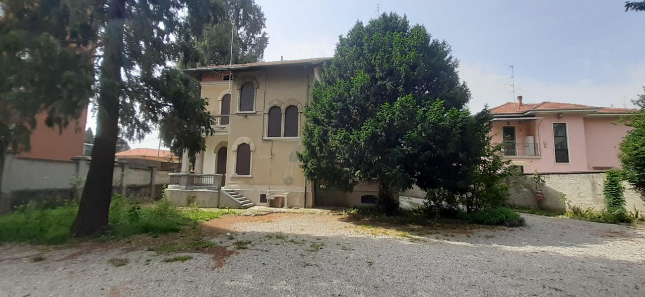 Palazzina commerciale in affitto a Somma Lombardo