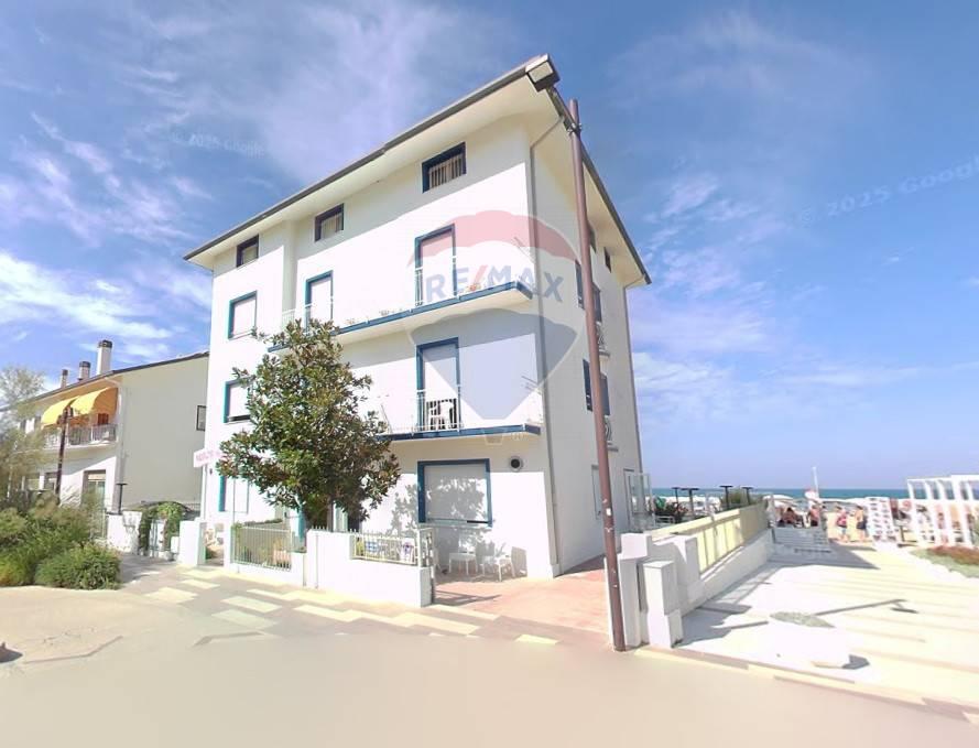 Negozio in Viale San Salvador 29, Rimini, {3} - Foto 1