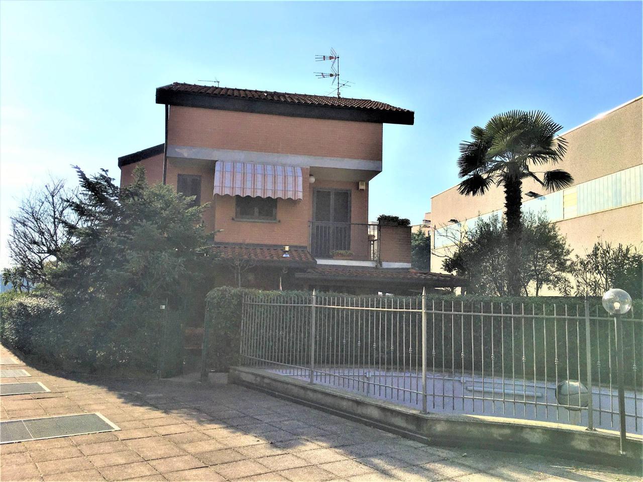 Villa in vendita a Caronno Pertusella