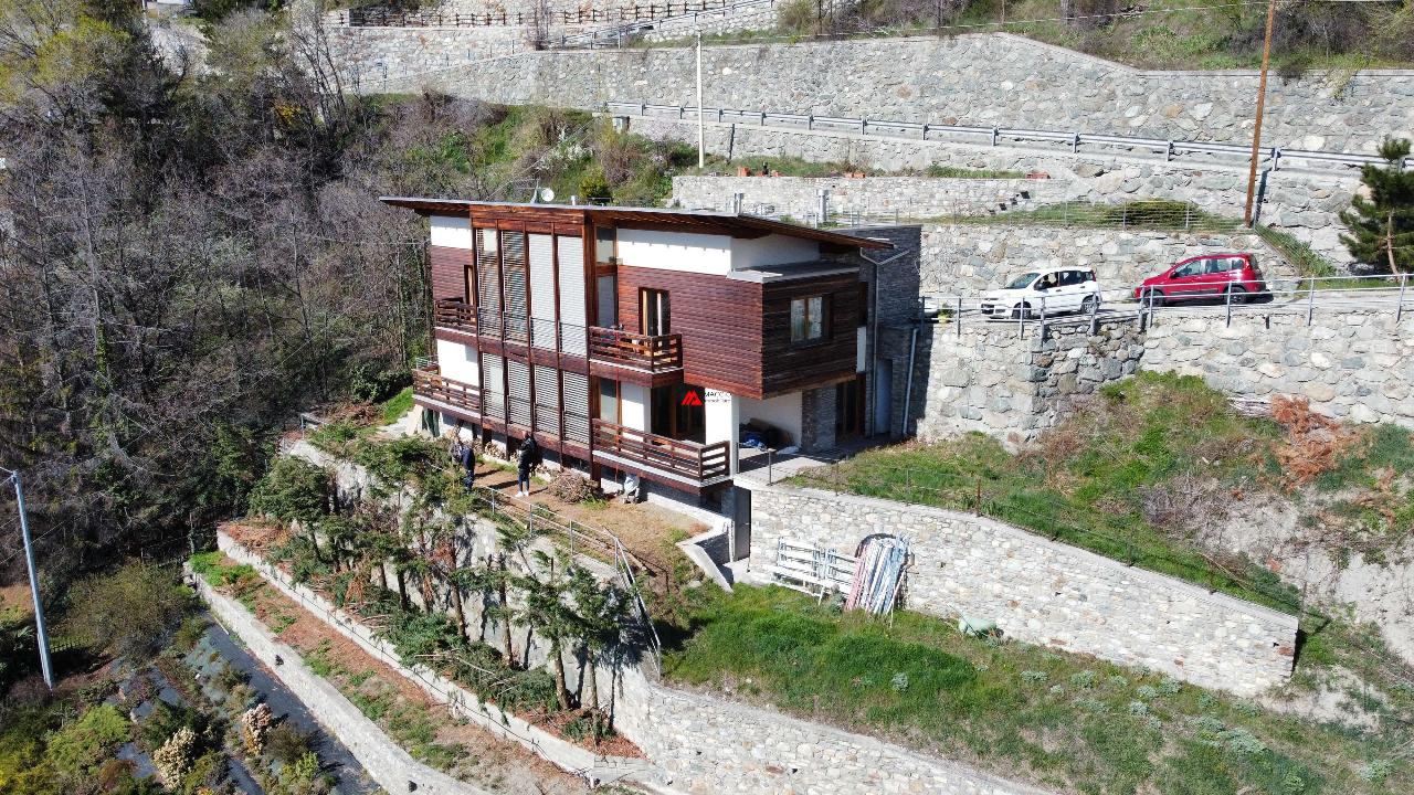 Porzione di villa in vendita a Aosta