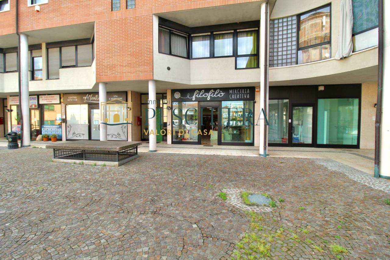 Negozio in Piazza IV Novembre 10, Villafranca Di Verona, {3} - Foto 2