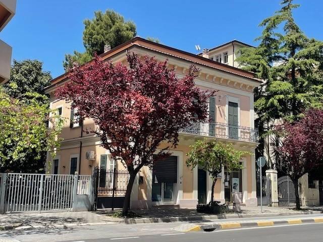 Villa in Viale Leopoldo Muzii 43, Pescara - Foto 1