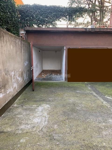 Parcheggio chiuso in Via Carlo Pisacane 21, Limbiate, {3} - Foto 1