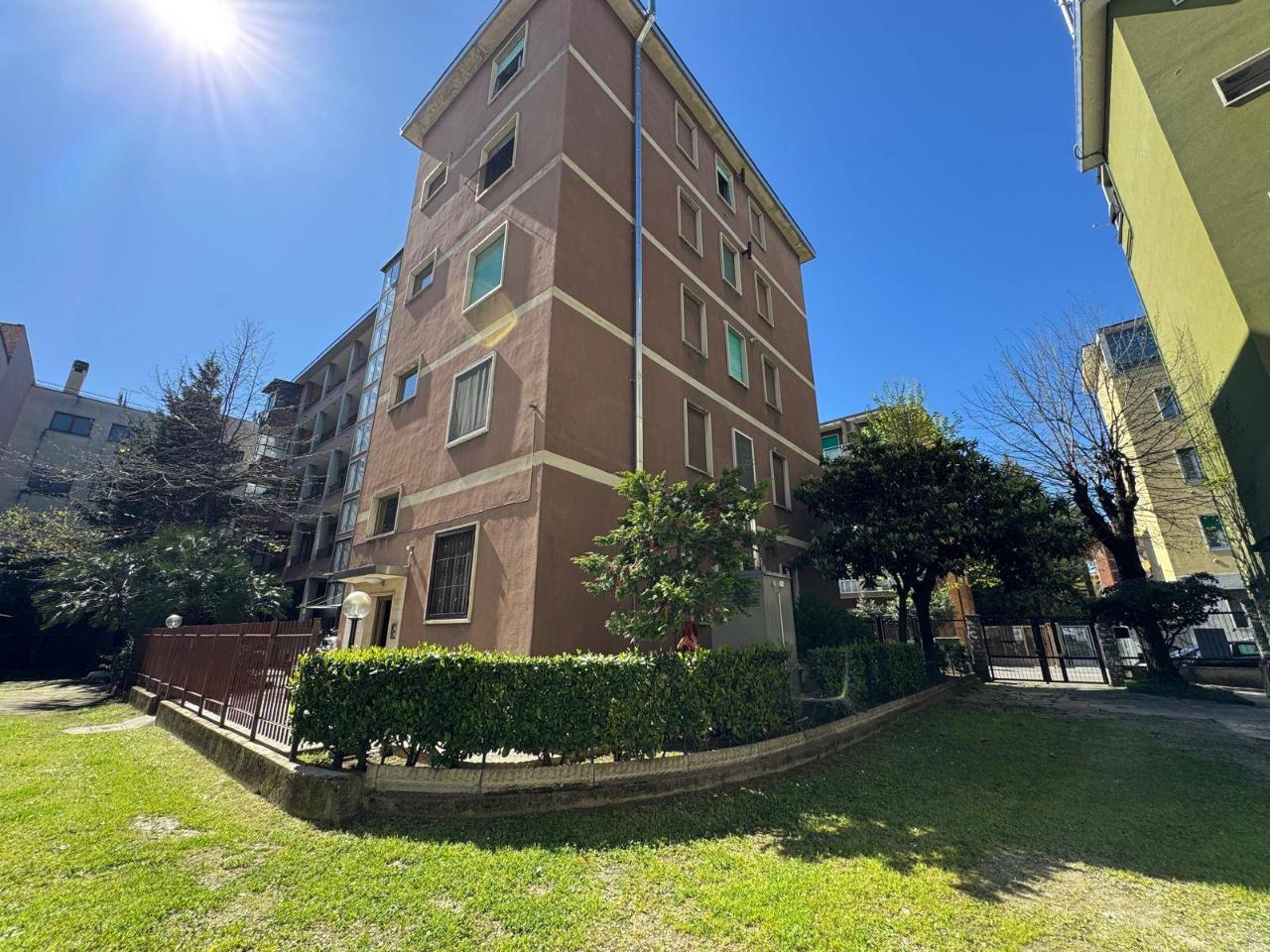 Magazzino in Via Golfo degli Aranci 12, Milano, {3} - Foto 1