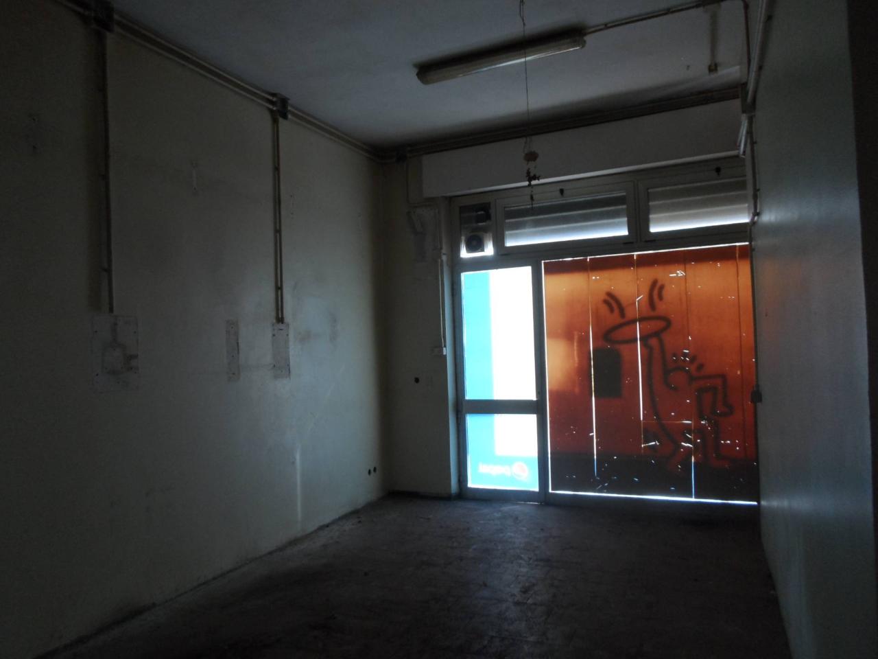 Negozio in Via Luigi Ferri, San Benedetto Del Tronto, {3} - Foto 2