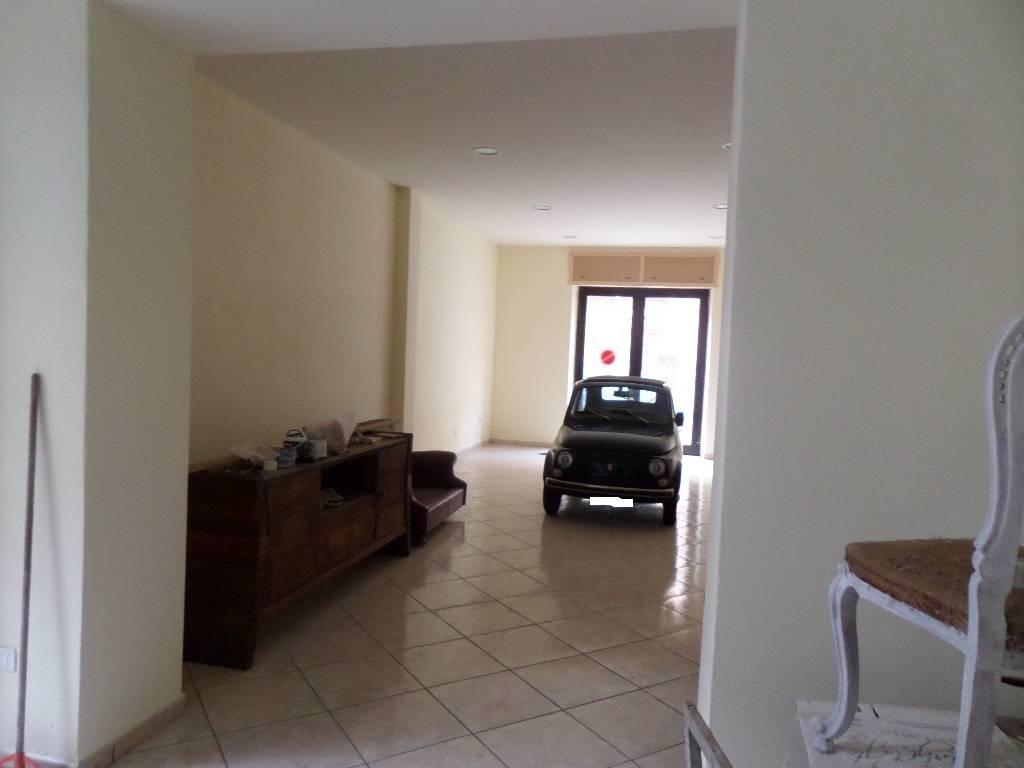 Negozio in Strada Statale 16, San Benedetto Del Tronto, {3} - Foto 1