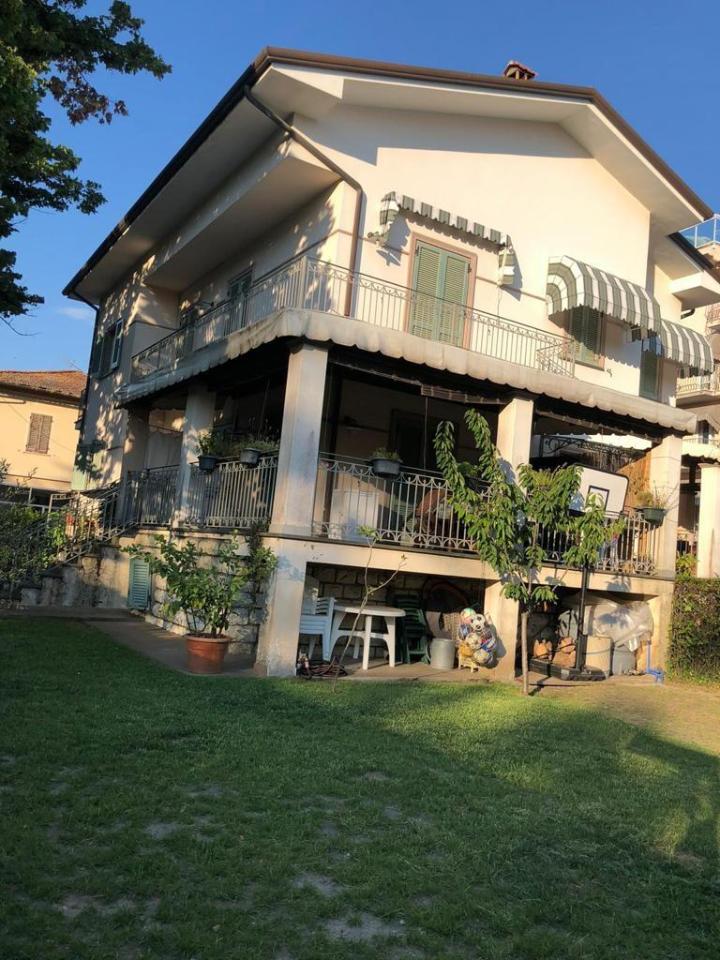 Villa trifamiliare in affitto a Pietrasanta
