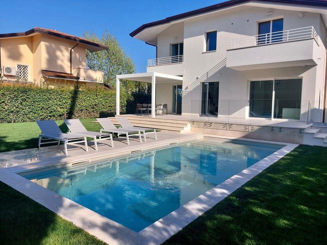 casa indipendente in vendita a Pietrasanta in zona Vignone