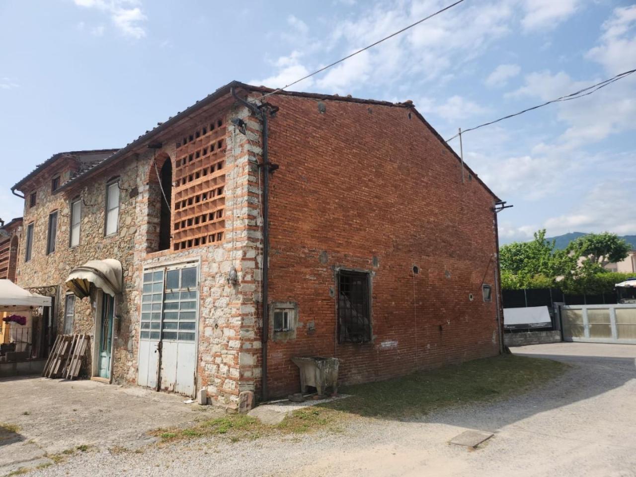 casale in vendita a Capannori in zona Segromigno in Monte