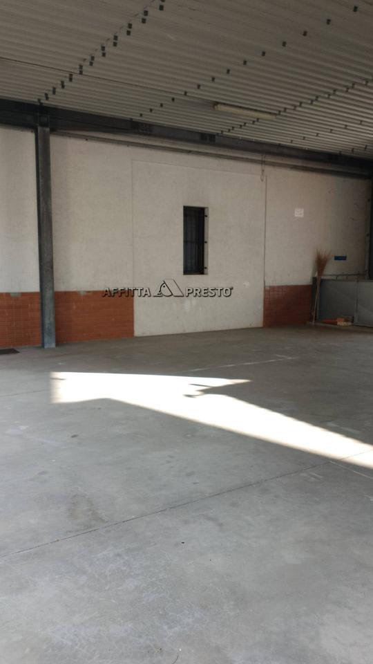 Esercizio commerciale in Viale Vittorio Veneto 28, Forli', {3} - Foto 2