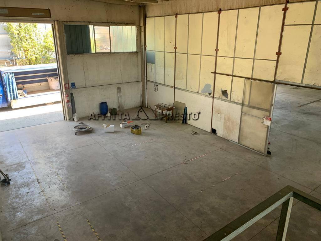 Esercizio commerciale in Via Sacco E Vanzetti 28, Forli', {3} - Foto 2