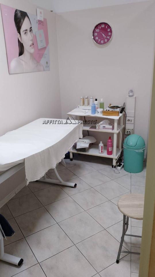 Esercizio commerciale in Viale Vittorio Veneto 28, Forli', {3} - Foto 2