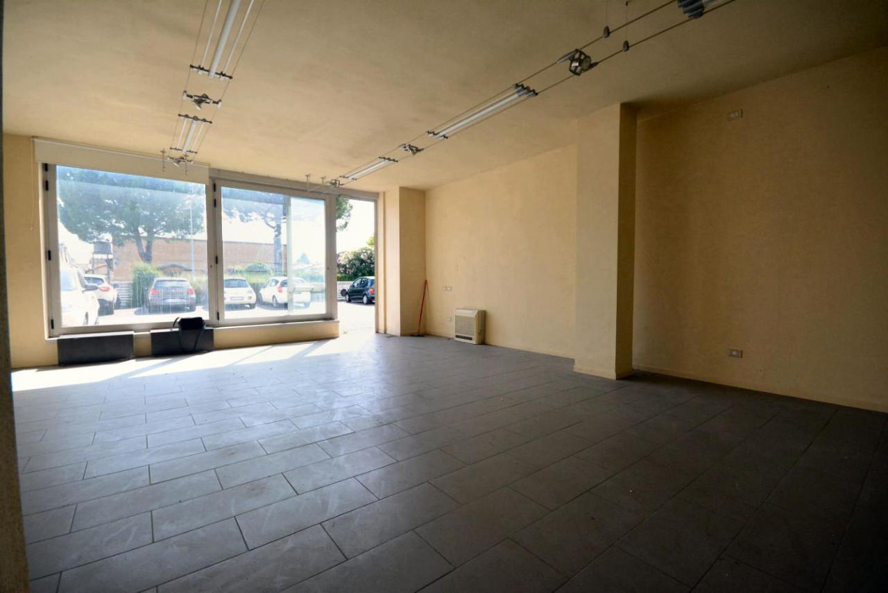 Locale commerciale in Via delle Ville Prima, Lucca - Foto 1