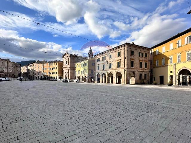 Negozio in Piazza del Popolo 87, San Severino Marche - Foto 1