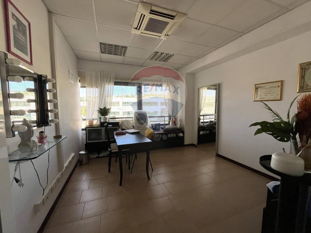 Negozio in Via Caduti del Lavoro 28, Ancona, {3} - Foto 1