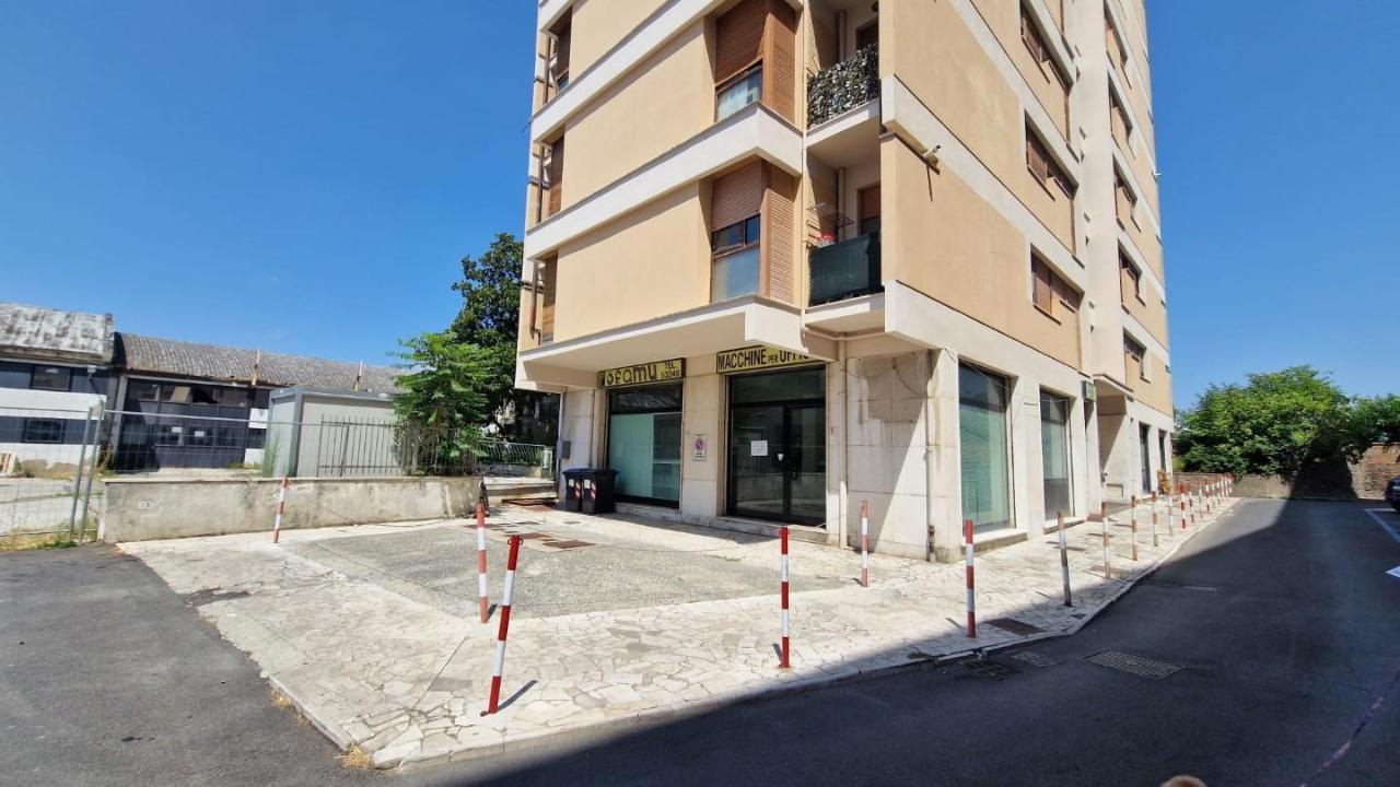 Locale commerciale in Irolamo Savonarola 56025, Pontedera, {3} - Foto 1